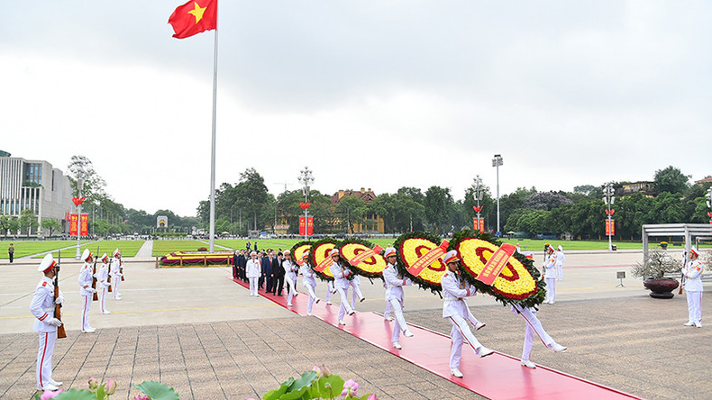 На венке делегации начертаны слова «Вечная благодарность великому Президенту Хо Ши Мину». На венке делегации начертаны слова «Вечная благодарность великому Президенту Хо Ши Мину».