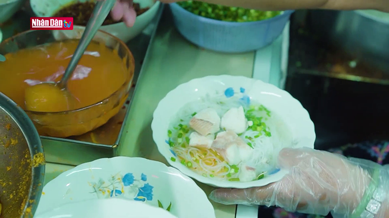 Основной ингредиент лапши «бунка» в Ратьжа – это выловленный естественным путем змееголов с вкусным и свяжем мясом. Основной ингредиент лапши «бунка» в Ратьжа – это выловленный естественным путем змееголов с вкусным и свяжем мясом.