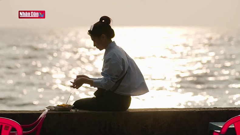 Гости могут наслаждаться блюдами на прекрасном природном пространстве в городе на западном побережье. Гости могут наслаждаться блюдами на прекрасном природном пространстве в городе на западном побережье.