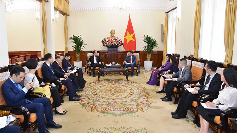 Общий вид замглавы МИД Вьетнама и г-н Фу Цзыина.