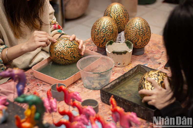 Наряду с проектом «Пять драконов», группа художников выполняет проект «История драконов... длинная история!» с изображениями яиц дракона. Эта работа вдохновлена легендой о Праматери Ау Ко, которая родила мешок с сотней яиц. Проект посвящен гордости молодых вьетнамцев за свое происхождение, которые являются «потомками дракона и феи». Наряду с проектом «Пять драконов», группа художников выполняет проект «История драконов... длинная история!» с изображениями яиц дракона. Эта работа вдохновлена легендой о Праматери Ау Ко, которая родила мешок с сотней яиц. Проект посвящен гордости молодых вьетнамцев за свое происхождение, которые являются «потомками дракона и феи».