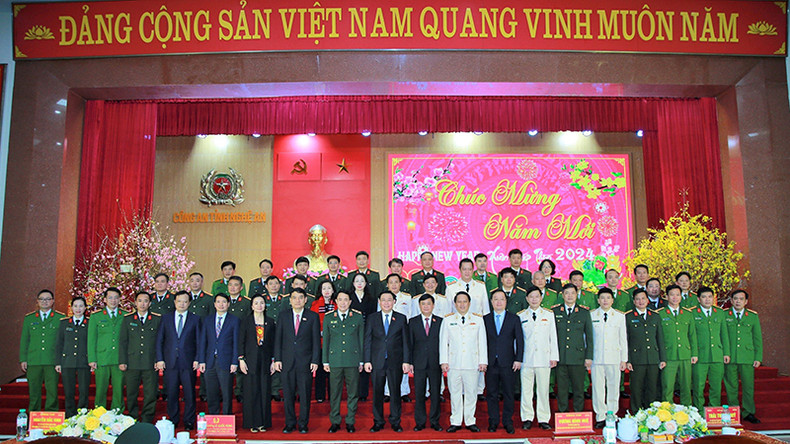 Председатель НС Выонг Динь Хюэ и представители Сил общественной безопасности провинции Нгеан. Председатель НС Выонг Динь Хюэ и представители Сил общественной безопасности провинции Нгеан.