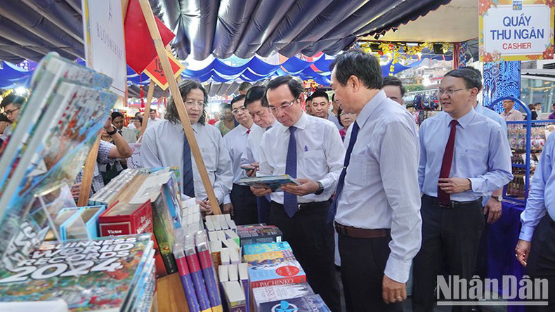 Делегаты посещают выставочный стенд на фестивале. Делегаты посещают выставочный стенд на фестивале.