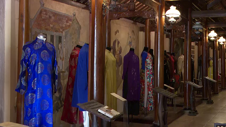 В зале истории платьев «аозай» представлены платья «аозай» разных периодов.