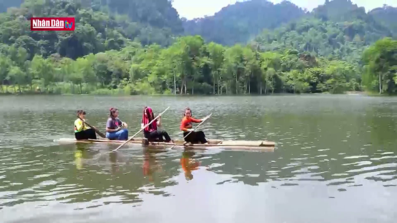 Прогулка вдоль реки Ма является новым туристическим продуктом уезда Куанхоа. Прогулка вдоль реки Ма является новым туристическим продуктом уезда Куанхоа.