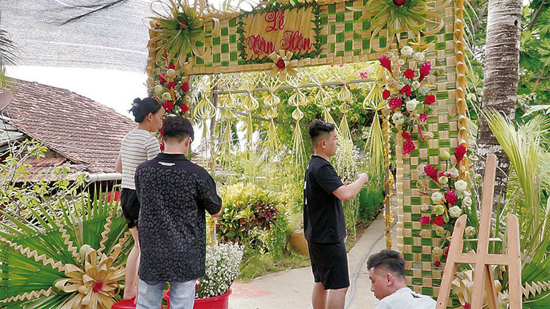 Люди собираются, чтобы украсить ворота в веселой атмосфере, наполненной добрыми чувствами соседства. Люди собираются, чтобы украсить ворота в веселой атмосфере, наполненной добрыми чувствами соседства.