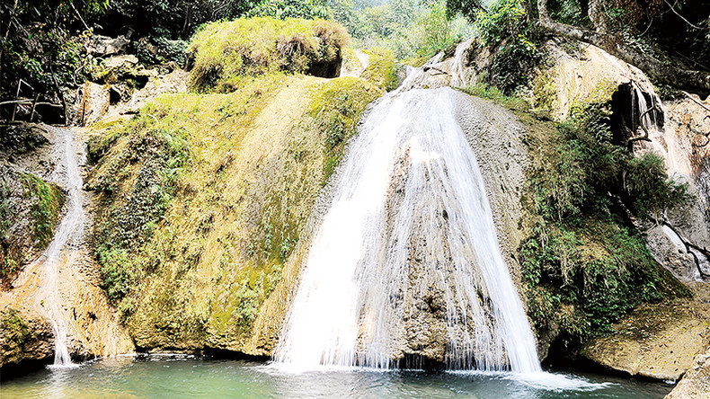 Водопад Хуойньи выглядит как шелковую полосу. Водопад Хуойньи выглядит как шелковую полосу.