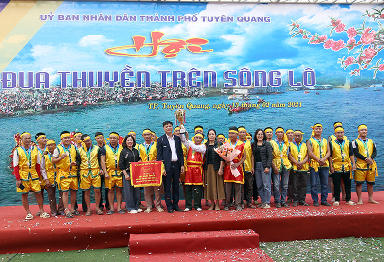 Оргкомитет вручает первый приз команде общины Чангда. Оргкомитет вручает первый приз команде общины Чангда.