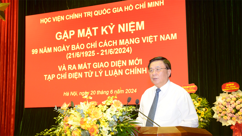 Товарищ Нгуен Суан Тханг выступает на встрече.