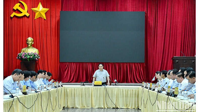 Премьер-министр работает с компетентными подразделениями по вопросам реализации 3-й составной части скоростной автомагистрали Тяудок-Кантхо-Шокчанг в провинции Хаужанг. Премьер-министр работает с компетентными подразделениями по вопросам реализации 3-й составной части скоростной автомагистрали Тяудок-Кантхо-Шокчанг в провинции Хаужанг.