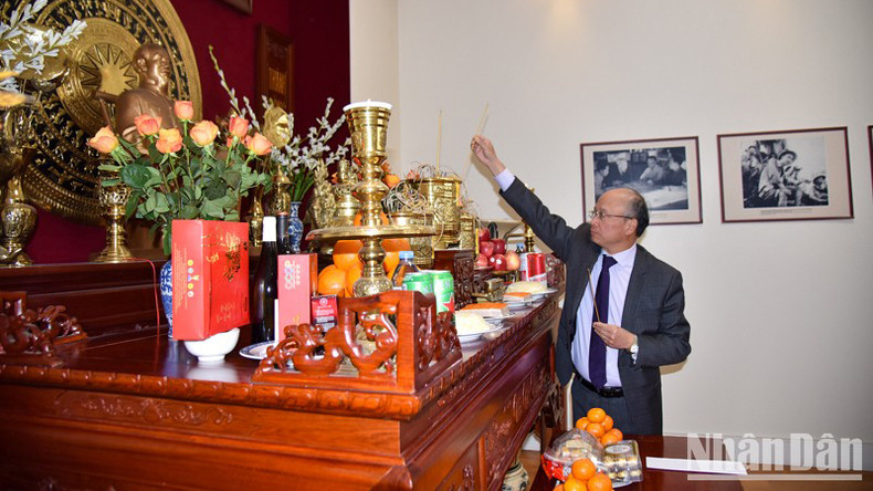 Посол Вьетнама во Франции Динь Тоан Тханг воскряет влаговония в память о королях Хугах.