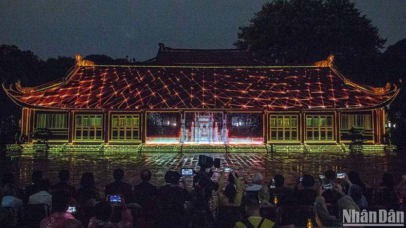 По завершении тура туристы смотрят 3D-презентацию на тему «Квинтэссенция научной школы». Фото: Ха Нам