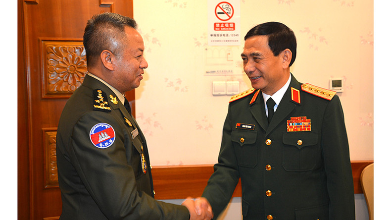 Министр Фан Ван Жанг встречается с Вице-премьером, Министром обороны Камбоджи Теа Сейхой. Министр Фан Ван Жанг встречается с Вице-премьером, Министром обороны Камбоджи Теа Сейхой.