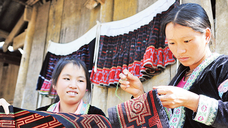 Женщины народности Хмонг в общине Нунгнанг уезда Тамдыонг провинции Лайтяу занимаются парчовой вышивкой.