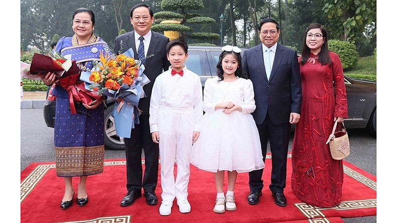Премьер-министр Фам Минь Тьинь с супругой встречает Премьер-министра Лаоса с супругой в теплой атмосфере. Фото: ВИА Премьер-министр Фам Минь Тьинь с супругой встречает Премьер-министра Лаоса с супругой в теплой атмосфере. Фото: ВИА