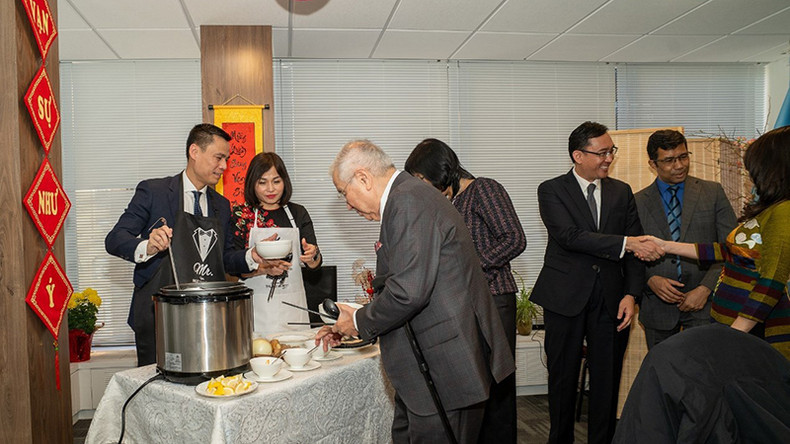 Гости наслаждаются традиционными блюдами Вьетнама. Фото: ВИА