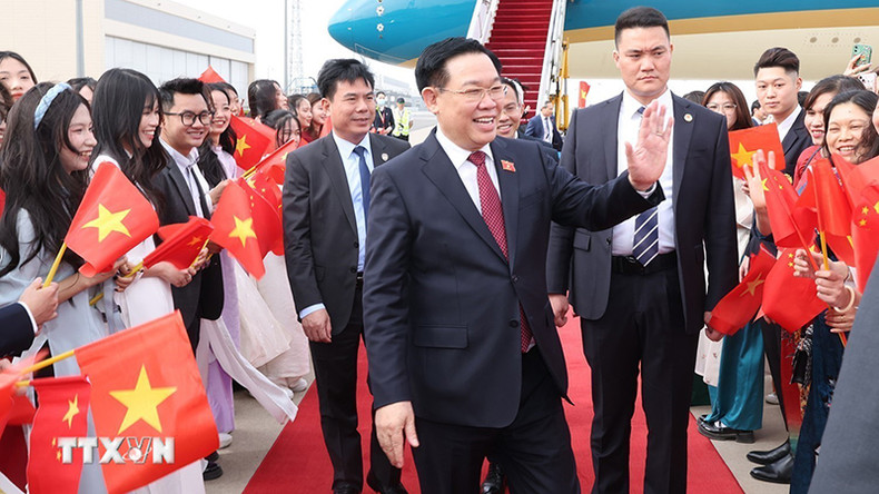 Представители местной вьетнамской диаспоры встречают Председателя НС Выонг Динь Хюэ и вьетнамскую делегацию. Фото: ВИА Представители местной вьетнамской диаспоры встречают Председателя НС Выонг Динь Хюэ и вьетнамскую делегацию. Фото: ВИА