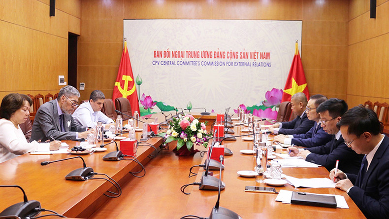 Общий вид переговоров между делегацией партии «Объединенное левое движение» ДР и делегацией КПВ. Фото: dangcongsan.vn Общий вид переговоров между делегацией партии «Объединенное левое движение» ДР и делегацией КПВ. Фото: dangcongsan.vn