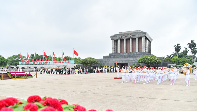 Общий вид церемония почтения памяти Президента Хо Ши Мина на площади Бадинь. Общий вид церемония почтения памяти Президента Хо Ши Мина на площади Бадинь.