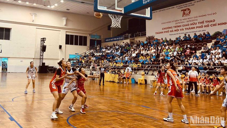 Молодежь двух городов играет в баскетболе в рамках обмена. Молодежь двух городов играет в баскетболе в рамках обмена.