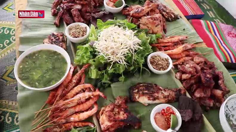 Участвуя в туре, туристы имеют возможность познакомиться и наслаждаться блюдами, приготовленными представителями народности Тхай. Участвуя в туре, туристы имеют возможность познакомиться и наслаждаться блюдами, приготовленными представителями народности Тхай.