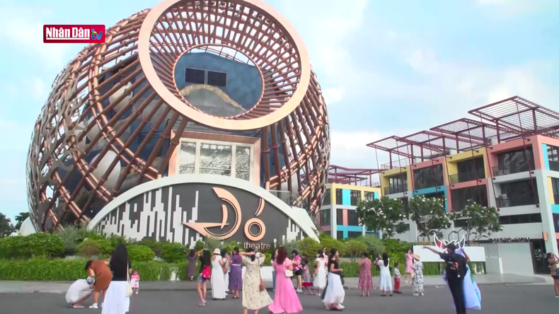 Снаружи театр выглядит гигантской рыбной снастью. Снаружи театр выглядит гигантской рыбной снастью.