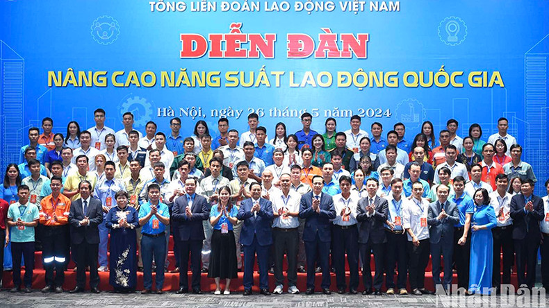 Вручение наград лучшим трудящимся. Фото: Чан Хай Вручение наград лучшим трудящимся. Фото: Чан Хай