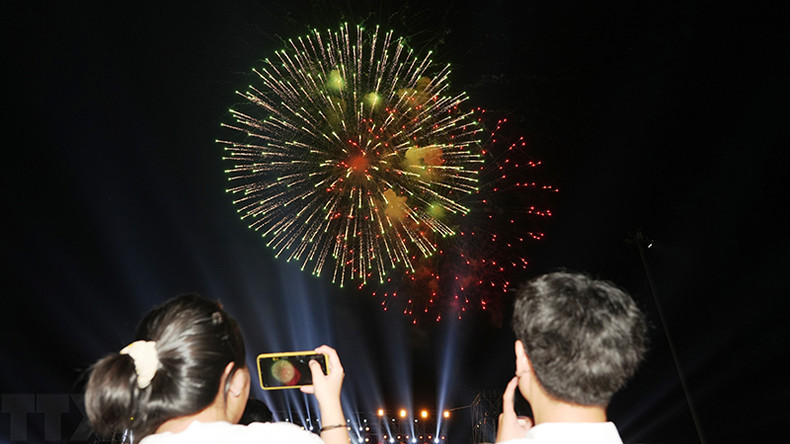 Туристы наслаждаются фейерверком на открытии фестиваля. Фото: ВИА Туристы наслаждаются фейерверком на открытии фестиваля. Фото: ВИА