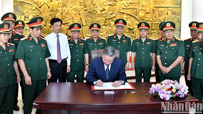 Генеральный секретарь ЦК КПВ, Президент То Лам оставил запись в Золотой книге традиций главного управления разведки. Фото: Данг Кхоа