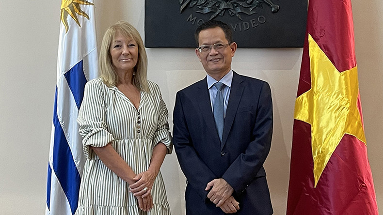 Посол Зыонг Куок Тхань на встрече с мэром Монтевидео Каролиной Коссе. Фото: ВИА