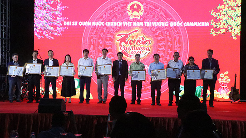 Вручение похвальных грамот коллективам и частным лицам, внесшим важный вклад в общественную работу. Вручение похвальных грамот коллективам и частным лицам, внесшим важный вклад в общественную работу.