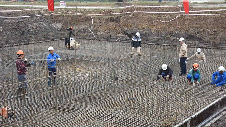 Рабочие на стройке в общине Тяушон (уезд Кюиньфу, провинция Тхайбинь). Рабочие на стройке в общине Тяушон (уезд Кюиньфу, провинция Тхайбинь).