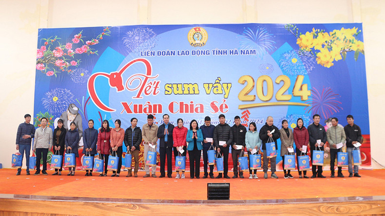 Вручение подарков трудящимся в провинции Ханам.