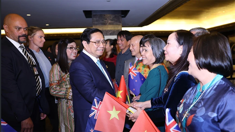 Премьер-министра с супругой встречают представители местной вьетнамской диаспоры. Фото: ВИА Премьер-министра с супругой встречают представители местной вьетнамской диаспоры. Фото: ВИА