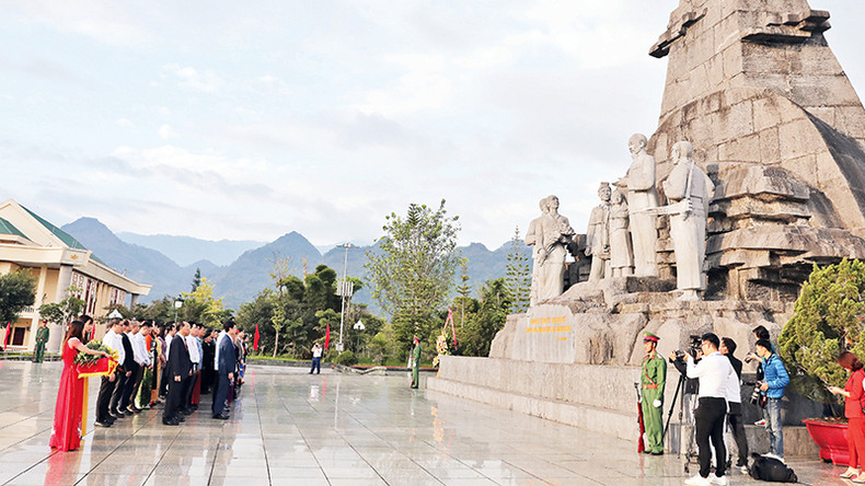 Памятник «Дядюшка Хо с представителями народностей провинции Лайтяу». Памятник «Дядюшка Хо с представителями народностей провинции Лайтяу».
