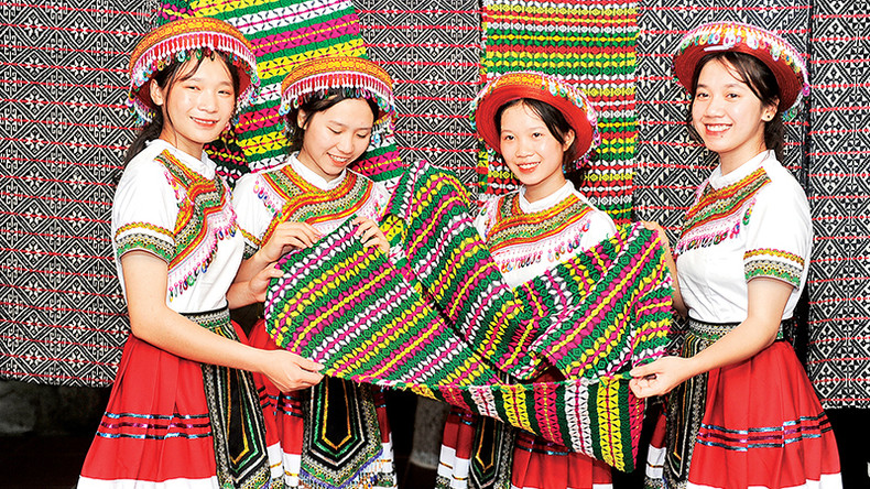 Парчовые изделия представителей народности Хмонг. Парчовые изделия представителей народности Хмонг.