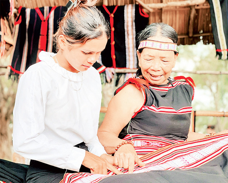 Ремесленник обучает молодежь традиционному ремеслу производства парчи. Ремесленник обучает молодежь традиционному ремеслу производства парчи.