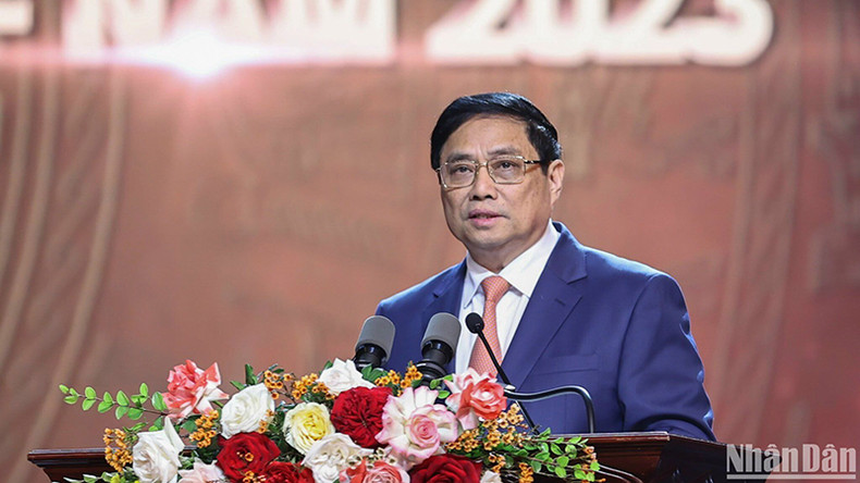 Премьер-министр Фам Минь Тьинь выступает на церемонии. Премьер-министр Фам Минь Тьинь выступает на церемонии.