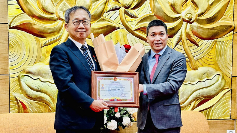 Церемония вручения памятной медали «За мир и дружбу между народами» Послу Японии во Вьетнаме Ямаде Такио. Фото: ВИА Церемония вручения памятной медали «За мир и дружбу между народами» Послу Японии во Вьетнаме Ямаде Такио. Фото: ВИА