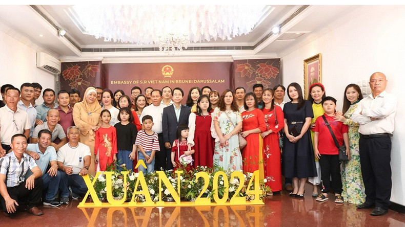 Вьетнамцы в Брунее встречаются по случаю Тэта. Вьетнамцы в Брунее встречаются по случаю Тэта.