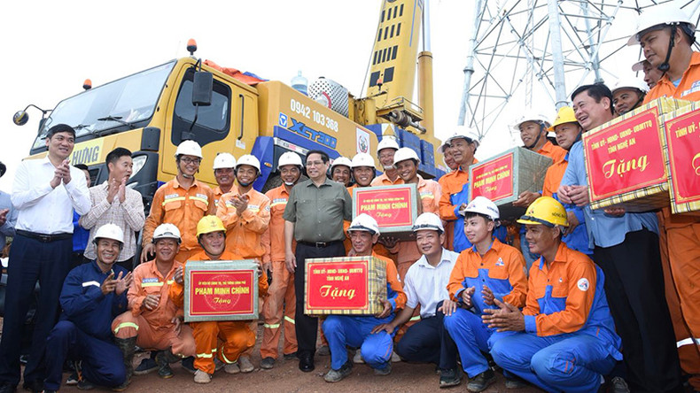 Премьер-министр вручает подарки рабочим на стройке. Премьер-министр вручает подарки рабочим на стройке.