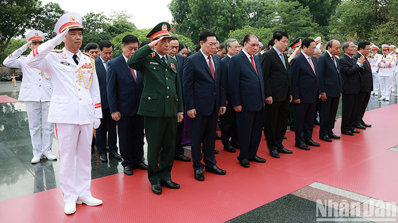 Бывшие и действующие руководители Партии и Государства почтили память павших бойцов у Монумента павшим за Родину на улице Бакшон. Бывшие и действующие руководители Партии и Государства почтили память павших бойцов у Монумента павшим за Родину на улице Бакшон.