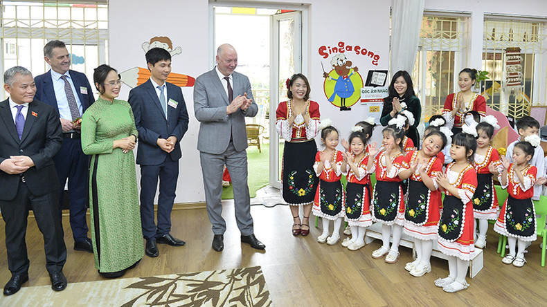 Председатель Народного собрания Болгарии с детьми детского сада «Вьет-Бун». Председатель Народного собрания Болгарии с детьми детского сада «Вьет-Бун».