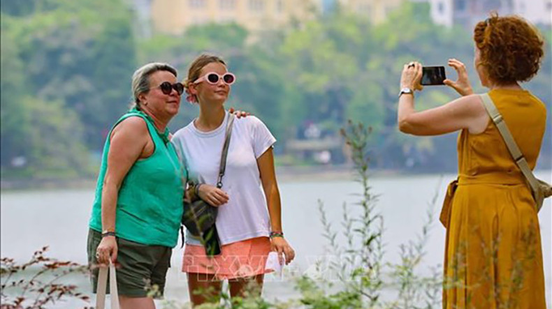 Иностранные туристы в Ханое. Фото: ВИА Иностранные туристы в Ханое. Фото: ВИА