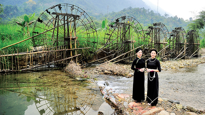 Девушки народности Тэй у водяной мельницы. Девушки народности Тэй у водяной мельницы.