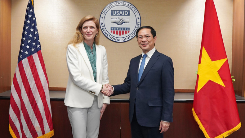 Министр иностранных дел Буй Тхань Шон встречается Генеральным директором USAID Самантой Пауэр. Министр иностранных дел Буй Тхань Шон встречается Генеральным директором USAID Самантой Пауэр.