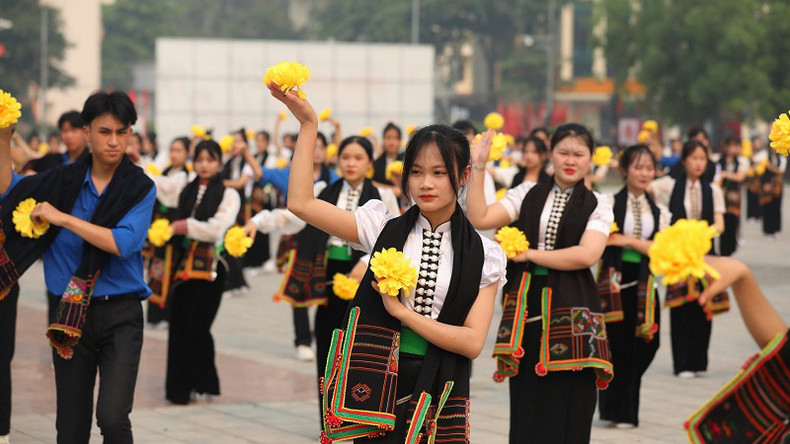 Ученики средних школ в уезде Дьенбьен и средней этнической школы-интерната провинции Дьенбьен исполняют танец на площади 7 мая. Ученики средних школ в уезде Дьенбьен и средней этнической школы-интерната провинции Дьенбьен исполняют танец на площади 7 мая.