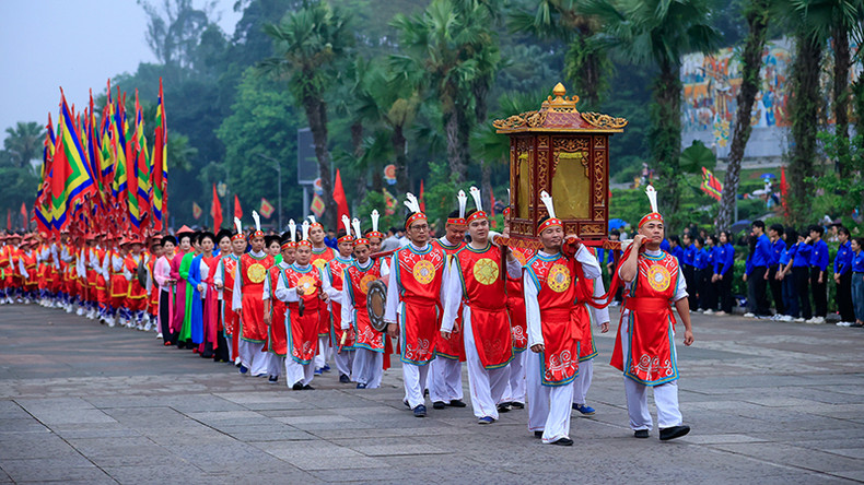 Церемония воскурения благовоний в память о королях Хунгах является главным мероприятием в рамках фестиваля храма королей Хунгов. Фото: VGP Церемония воскурения благовоний в память о королях Хунгах является главным мероприятием в рамках фестиваля храма королей Хунгов. Фото: VGP