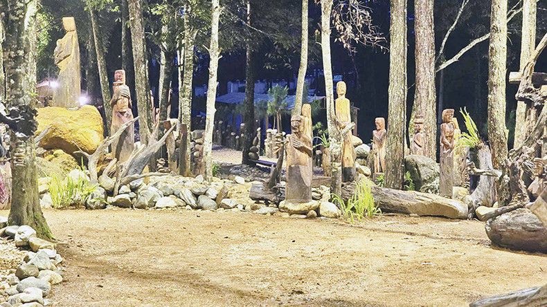 Деревянные статуи – объекты традиционного искусства этнических меньшинств, создающие изюминку для художественного сада Мангден. Деревянные статуи – объекты традиционного искусства этнических меньшинств, создающие изюминку для художественного сада Мангден.