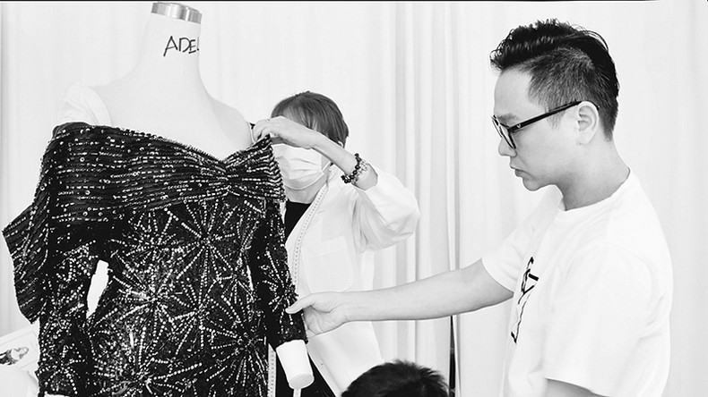 Дизайнер Конг Чи подготавливает наряд для певицы Адель. Дизайнер Конг Чи подготавливает наряд для певицы Адель.